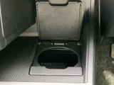 カバー付きの収納スペースを備え、使わない時は開口部を覆っておけるつくりです。車内の小物を置く場所として活用でき、必要な時に手が届きやすい位置にあるのも便利なポイントです。