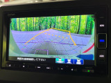 【バックカメラ】駐車時に後方がリアルタイム映像で確認できます。大型商業施設や立体駐車場での駐車時や、夜間のバック時に大活躍!運転スキルに関わらず、今や必須となった装備のひとつです!