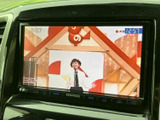映像を楽しめるモニターを備え、移動中の車内で番組などを楽しみたい方に便利です。画面内の表示も見やすく、同乗者とのお出かけや休憩時間にも活用できます。用途に合わせてご利用ください。