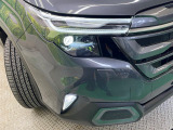 【LEDヘッドライト】悪天候や夜間走行時も良好な視界を確保し安心して運転できる高輝度LEDヘッドライトを装備!点灯速度が早く、消費電力も抑えられています。