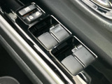 ドア側に窓の開閉スイッチがまとまり、各席の窓を操作しやすい配置です。手元で必要な窓を選べるため、乗員に合わせた換気や開閉に活用できます。