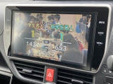 テレビ番組の映像を楽しめる画面を備えています。停車中の休憩時間に番組を視聴でき、車内で過ごすひとときに活用いただけます。操作画面も見やすい位置にまとまっています。