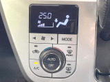 【オートエアコン】一度お好みの温度に設定すれば、車内の温度を検知し風量や温度を自動で調整。暑い&hellip;寒い&hellip;と何度もスイッチ操作をする必要はありません。快適な車内空間には必須の機能ですね♪