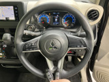握りやすいステアリングで、運転操作をサポートします。操作スイッチも配置され、運転中でも直感的に操作できます。