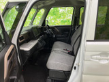 運転席からの視界は良好で、運転操作もスムーズに行えます。人間工学に基づいた設計で、快適なドライビングをサポートします。