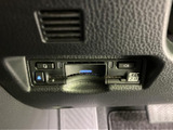 車載ETC車載器を備え、高速道路の料金所を通過する際に便利な装備です。運転席まわりに設置されており、日常のお出かけから遠方への移動まで活用できます。