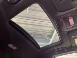 【サンルーフ】開放感たっぷりの希少装備、サンルーフが装着されています!車内に明かりを取り入れたり景色を楽しむ以外にも、車内の空気も簡単に換気できて快適です!