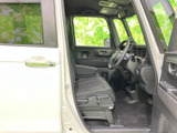 ゆとりのある運転席まわりで、前方や左右の窓から周囲を確認しやすい配置です。座面は広く、乗り降りもしやすい印象。落ち着いた色調で日常使いにもなじみます。