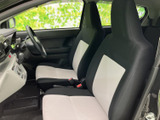明るい色を中央に配した前席が、室内にすっきりとした印象をもたらします。運転席と助手席の間にはゆとりがあり、視界を妨げにくい開放的な配置です。