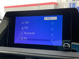 AM・FMに加えてBluetoothやTVなど、複数の音源を画面から選べます。お好みの音楽やラジオを日常の移動中に楽しめ、選択項目が一覧で表示されるため切り替えも分かりやすいです。