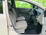 前席は座面と背もたれにゆとりを感じる形状で、運転席まわりまで見渡しやすい室内です。ドアを開けた際の乗り降りもしやすく、日々の移動に便利な空間です。