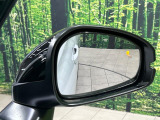 【ブラインドスポットインフォメーション】走行中、ドアミラーの死角になりやすい箇所に後続車が接近するとサイドミラー付近に警告を表示、ドライバーに注意喚起をしてくれます。