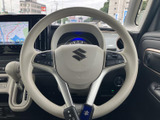 握りやすいステアリングは、運転操作をスムーズにします。オーディオ操作も可能で、運転中でも快適に操作できます。