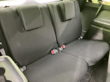 後方にも座席を備え、乗車人数に合わせて活用できる室内空間です。背もたれとヘッドレストがあり、家族でのお出かけなど幅広い場面に役立ちます。