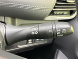 操作しやすいウインカーレバーで、安全な車線変更をサポートします。滑らかな操作感で、周囲への意思表示をスムーズに行えます。