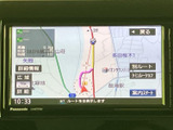 高精細な画面で、目的地までスムーズに案内してくれます。使いやすいインターフェースで、運転に集中しながら情報を確認できます。