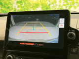 後方確認モニターは、駐車時の安全性を高め、狭い場所での運転をサポートします。
