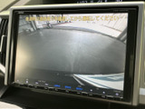 後方の状況を画面で確認できるので、安全な駐車をサポートします。狭い場所でも安心してバックできます。