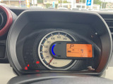視認性の高いメーターパネル。走行状況をひと目で確認でき、安全運転をサポートします。デザインにもこだわり、運転をより快適にしました。