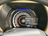 大きな目盛りと中央の液晶表示がまとまり、運転中に必要な情報を確認しやすいメーターまわりです。表示の配置も見分けやすく、日々の運転で速度や車両情報を把握する際に役立ちます。