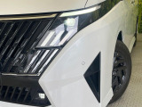 【LEDヘッドライト】悪天候や夜間走行時も良好な視界を確保し安心して運転できる高輝度LEDヘッドライトを装備!点灯速度が早く、消費電力も抑えられています。