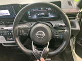 握りやすいステアリングは、運転操作をスムーズに行えます。操作性にも優れ、快適なドライビング体験を提供します。