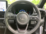 手元に複数のスイッチを備え、運転姿勢を大きく変えずに各種機能へアクセスしやすい構成です。メーターも正面に見渡せる位置にあり、運転中の視線移動を抑えやすくなっています。