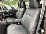 前席は身体を預けやすい形状で、ゆったりと座れる空間が広がります。運転席からの視界も確保され、助手席の方も落ち着いて過ごせる居心地のよい前席です。