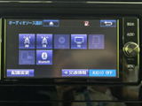 多彩なソースに対応し、快適なドライブを演出。お好みの音楽やラジオを楽しめます。Bluetooth接続でスマートフォンも簡単連携可能です。