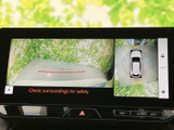 車両周囲の映像を画面で確認でき、駐車時などに周囲の状況を把握するのに役立ちます。車両を上から見た表示もあり、周辺確認をサポート。画面の案内に沿って、安全に配慮した操作を心がけられます。