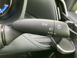 操作しやすいウインカーレバー。スムーズな操作で、安全な車線変更をサポートします。運転操作の快適性を追求。