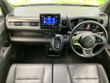 後方の状況をすっきりと映し出し、安全な運転をサポート。狭い場所での取り回しも、これなら安心です。