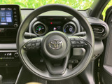 手元に複数のスイッチが配置され、運転姿勢を大きく変えずに各種操作へアクセスしやすい設計です。メーター類も視界に入り、運転中の確認や操作を助けてくれます。
