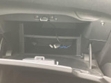 小物や車内で使う備品をまとめて収納でき、必要なものを手元で管理しやすいスペースです。開口部が広く、日常の乗り降りの際にも出し入れしやすく便利にお使いいただけます。