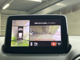 後方の映像とガイド線を画面で確認でき、駐車時の距離感や車両の向きを把握するのに便利。周囲の状況確認を助け、バック操作をサポートします。