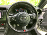 ステアリングには手元で扱えるスイッチが備わり、運転姿勢を保ちながら各種操作を行いやすい構成です。メーター表示を確認しやすい位置にまとまっており、日々の運転を便利にサポートします。