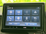 FM・AMに加え、Apple CarPlayやAndroid Auto、Bluetooth Audioなどの選択肢が画面上に並びます。