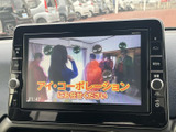 テレビ映像を楽しめる画面を備え、停車中の休憩時間にも活用できます。表示内容を画面上で確認でき、車内で過ごすひとときに映像を楽しみたい方にうれしい装備です。