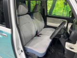 運転席まわりには十分なスペースがあり、大柄な方でもゆったり運転していただける環境です。