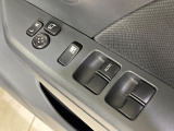 【電動格納ミラー】サイドミラーは電動格納式となっており、狭い駐車場でもキズがつくリスクを抑えられます。
