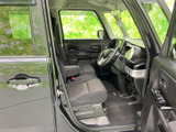 広々とした室内空間は、ゆったりとくつろげます。運転席からの視界も良好で、運転しやすいです。快適なドライブをサポートします。