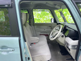 明るい色合いのシートとすっきりした室内で、運転席まわりを見渡しやすい印象です。前方や左右の窓から外の様子を確認でき、乗り降りの際にも車内の清潔感が伝わります。