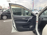 運転席からの視界は広く、運転操作をサポートします。座面と背もたれの形状も、長時間の運転でも疲れにくい設計です。