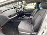 助手席から運転席まで視界が広がり、前方や周囲の様子を確認しやすい室内です。シートは身体を預けやすい形状で、落ち着いた色合いの空間が乗車中のくつろぎを支えます。