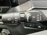 雨天時でもクリアな視界を確保。操作しやすいレバーで、雨の日の運転をサポートします。様々なモードを切り替え、状況に応じた快適な運転を実現します。