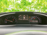 速度計などの計器と中央の表示部がまとまり、運転に必要な情報を確認しやすいレイアウトです。表示が見渡しやすく、日常の運転時にも視線移動を抑えられます。