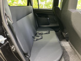 後席はベンチタイプで、複数人での移動にも使いやすい空間です。窓から光が入り、前席との間にも足元のスペースが確保されているため、同乗者にも過ごしやすい印象です。