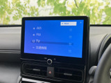 AM・FM・TVなどの選択肢が画面にまとまり、利用したい音源を確認しやすい表示です。日々の移動中もお好みの放送を選びやすく、タッチ画面で各項目を見比べながら選択できます。