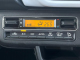 【オートエアコン】一度お好みの温度に設定すれば、車内の温度を検知し風量や温度を自動で調整。暑い&hellip;寒い&hellip;と何度もスイッチ操作をする必要はありません。快適な車内空間には必須の機能ですね♪