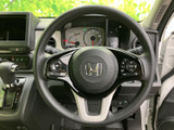 握りやすい形状のステアリングは、長距離運転でも疲れを軽減。オーディオやハンズフリー通話のスイッチも操作しやすい位置に配置されています。